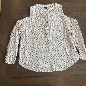 Torrid Harper Crinkle White Star Print Cold Shoulder Top size 2